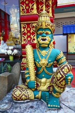 Kral Thao Wessuwan ya da Vasavana Kuvera dev heykeli Wat Ming Mueang Tapınağı Tayland 'ın Chiang Rai şehrinde kutsanmış dilek efsanesine saygı duyarak seyahat edenler için.