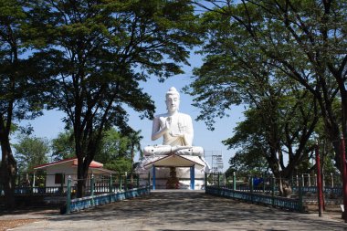 Thai halkı için Wat Thep Prathan veya Khao Isan Antik Tapınağı 'ndaki eski büyük Buda. Tai halkı için kutsal ve mistik bir gizem olan Ratchaburi, Tayland' daki Pak Tho 'yu ziyaret edin.