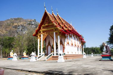 Tayland 'ın Ratchaburi kentindeki Pak Tho' daki Wat Thep Prathan ya da Khao Isan Tapınağı 'nda kutsanmış Buda' nın mistik dilekleri için seyahat eden Tayland 'lı gezginler için antik ibadet salonu ya da antik ubosot.