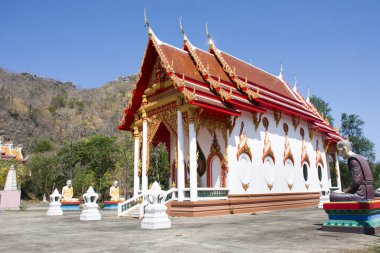 Tayland 'ın Ratchaburi kentindeki Pak Tho' daki Wat Thep Prathan ya da Khao Isan Tapınağı 'nda kutsanmış Buda' nın mistik dilekleri için seyahat eden Tayland 'lı gezginler için antik ibadet salonu ya da antik ubosot.
