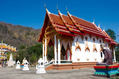 Tayland 'ın Ratchaburi kentindeki Pak Tho' daki Wat Thep Prathan ya da Khao Isan Tapınağı 'nda kutsanmış Buda' nın mistik dilekleri için seyahat eden Tayland 'lı gezginler için antik ibadet salonu ya da antik ubosot.