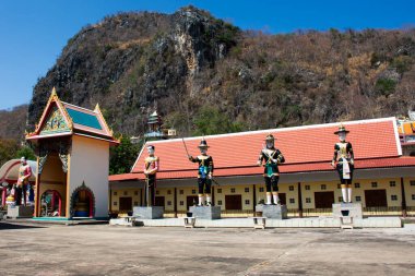 Tayland 'ın Tayland şehrinin Siam Kralı Tayland' a seyahat eden insanlara saygı duyun. Thai 'nin başkenti Pak Tho' daki Wat Thep Prathan ya da Khao Isan Tapınağı 'nda kutsanmış gizeme saygı gösterin.