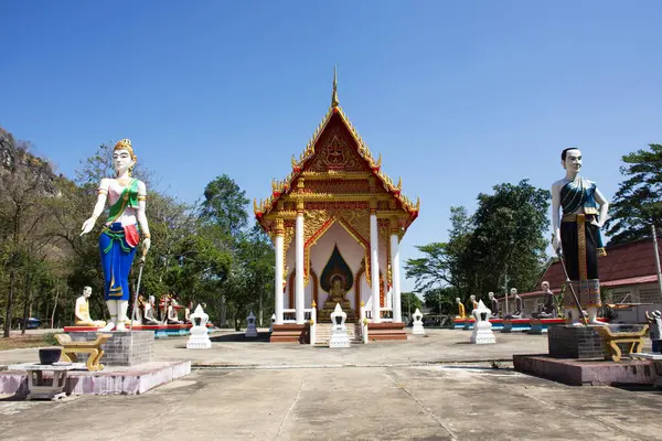 Tayland 'ın Ratchaburi kentindeki Pak Tho' daki Wat Thep Prathan ya da Khao Isan Tapınağı 'nda kutsanmış Buda' nın mistik dilekleri için seyahat eden Tayland 'lı gezginler için antik ibadet salonu ya da antik ubosot.