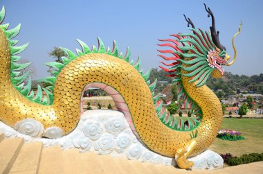 Tayland 'ın Chiang Rai kentindeki Chiangrai şehrindeki Wat Huay Pla Kang tapınağındaki Çin pagoda heykelini ziyaret edin.