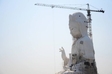 Tadilat için büyük Quan Yin anıtı ve heykeli yapılmalı. Tayland 'ın Chiang Rai kentindeki Chiangrai şehrindeki Wat Huay Pla Kang tapınağına seyahat eden Taylandlılar için Kuan Yin Çin tanrıçası heykeli yapılmalı.