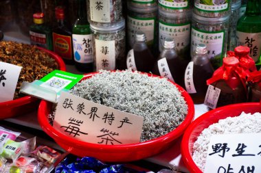 Çin 'in Hunan şehrinde 11 Mayıs 2024 tarihinde Çin' den seçilen gezginler için Tujia Yongshun 'un Longxu Yajian köyünde çilek çayı ya da rattan çayı satın alınabilir.