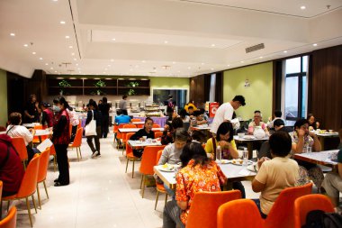 Çin yemekleri ve gezginler için sabah vakti açık büfe yemekhane yemekleri. 7 Mayıs 2024 'te Çin' in Hubei şehrinde, Yichang şehrindeki tatil otelinde servis edilen içecekler.