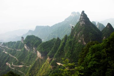 Manzara sıradağları ve yol 99 eğrisi Çinliler için dönüş Tianmen Şah Mağarası Cennet Kapısı Tianmenshan Dağı Ulusal Orman Parkı 'ndaki Hunan, Çin' deki Zhangjiajie 'ye