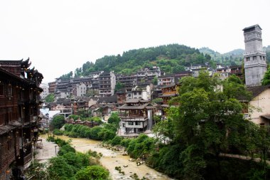 Kentin tarihi yapıları Furong Zhen ve Tujia antik kasaba mimarisi ve Çin 'in Hunan kentindeki Yongshun şehrindeki gezgin gezginler için kanal şelalesi.