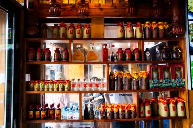 Geleneksel likör mayalanmış Çin içkisi gezginleri için gezici gezginler 9 Mayıs 2024 'te Çin' in Hunan kentinde Furong Zhen ve Tujia antik kasaba şehri Yongshun 'daki yerel dükkanlardan içki satın alır.