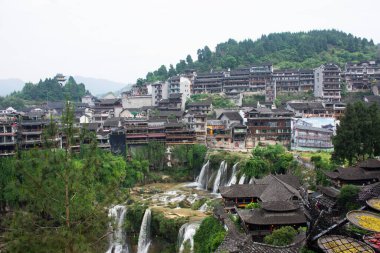 Şehirler tarihi yapılar, Furong Zhen Tujia antik kentinin tarihi mimarisi. Manzara dağ şelalesi ve Çin gezginleri için youshui nehri. 9 Mayıs 2024 'te Çin' in Hunan kentinde.