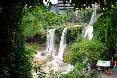 Manzara dağ ormanları ve antik Furong Zhen ve Tujia antik kasaba şehrindeki şelaleleri gezginler için ziyaret 9 Mayıs 2024 'te Hunan, Çin' de Yongshun 'u ziyaret edin.