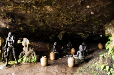 Antik insanlar mağaradaki taş mağaraya Neandertal heykeli Furong Zhen ve Tujia antik kasaba şehri Çin gezginleri için 9 Mayıs 2024 'te Çin' in Hunan şehrinde Yongshun ilçesini ziyaret etti.