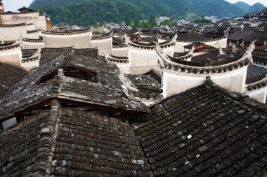 Şehirdeki Valley Hill Dağı 'ndaki yerel çatı manzaralı ev Xiangxi Phoenix Antik Şehir veya Çinli gezginler için antik kasaba fenghuang Hunan Çin' deki Yongshun 'a seyahat