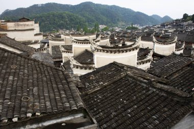 Şehirdeki Valley Hill Dağı 'ndaki yerel çatı manzaralı ev Xiangxi Phoenix Antik Şehir veya Çinli gezginler için antik kasaba fenghuang Hunan Çin' deki Yongshun 'a seyahat