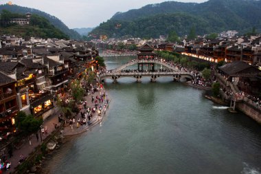 Peyzaj Toujiang nehri ve şehir tarihi binası Xiangxi Phoenix Fenghuang antik şehrinin gökkuşağı köprüsünü 9 Mayıs 2024 'te Hunan, Çin' de gezgin ziyareti için inşa etmiştir.