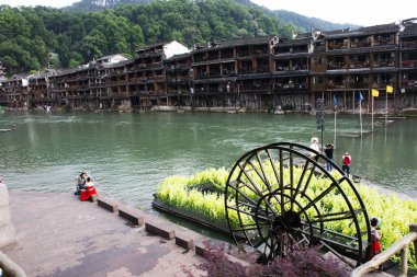 Antik binalar ahşap türbin balya da antik mimari ahşap su tekerlekleri Çin usulü tuojiang nehri Xiangxi Phoenix Antik Şehir Fenghuang 9 Mayıs 2024 tarihinde Çin 'in Hunan kentinde