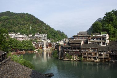 Manzara tuojiang nehri ve tarihi binalar antik köy Xiangxi Phoenix Fenghuang antik kasaba şehri Çin halkı için Hunan Çin 'e seyahat eden gezginler için miras mimarisi barındırıyor.