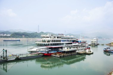 8 Mayıs 2024 'te Yichang şehrindeki Yuzhou Limanı' ndaki Yuzhou Limanı 'ndaki Yantze ya da Chang Jiang nehrine seyahat eden Çinli ve yabancı yolcuları almak için vapur turu durağı Hubei, Çin
