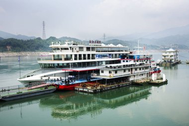 Gemi feribot turu Yuzhou Liman Koyu 'nda durdu. Çinlileri karşılamak için. Yichang şehrindeki Yiling' de 3 vadi ve yangtze ya da Chang Jiang nehrine gittiler.