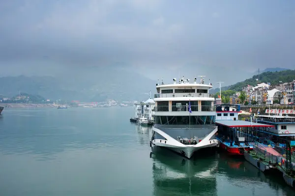 stock image Ship cruise ferry boat tour stop Yuzhou Port Bay for receive chinese people travelers travel visit three gorge and yangtze or Chang Jiang river in Yiling at Yichang city on May 8, 2024 in Hubei, China