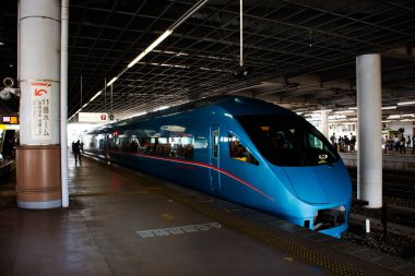 Odawara 'daki Hakone Tozan Line Romancecar treni Japonlar için Hakone Yumoto Platformu' na seyahat Hakone şehrindeki Owakudani dağına 6 Temmuz 2024 tarihinde Kanagawa, Japonya 'da