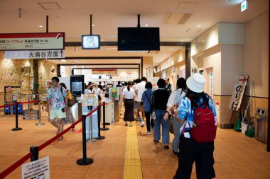 İstasyondaki Japon vatandaşlar Hakone Ropeway ve Tozan Cable araçlarını 6 Temmuz 2024 tarihinde Japonya 'nın Kanagawa kentinde Owakudani dağ püskürmesi ve sülfür buharı için kullandılar.