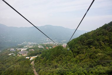 Manzarayı ve Hakone Ropeway ve Tozan Kablo arabalarını Japonlar için seyahet yolculukları seyahat gezileri Owakudani dağ püskürmeleri ve Hakone Dağı 'nın Hakoneyama, Japonya' daki sülfür buharlarını ziyaret edin.