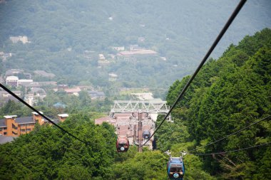 Manzarayı, Hakone Ropeway ve Tozan Kablo arabalarını Japonlar için seyahet yolculukları Hakone Dağı 'nın Owakudani dağ patlaması ve sülfür buharlarını 6 Temmuz 2024' te Kanagawa, Japonya 'da ziyaret edin.