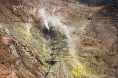 Hakone Dağı 'nın son patlaması ve sülfür buharı ve sıcak nehirleri sırasında Japonya' nın Kanagawa eyaletindeki Hakoneyama şehrinde seyahat eden Japonlar için Owakudani dağ kraterine bakın.