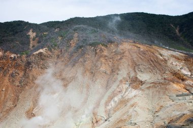 Hakone Dağı 'nın son patlaması ve sülfür buharı ve sıcak nehirleri sırasında Japonya' nın Kanagawa eyaletindeki Hakoneyama şehrinde seyahat eden Japonlar için Owakudani dağ kraterine bakın.