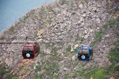 Manzarayı, Hakone Ropeway ve Tozan Kablo arabalarını Japonlar için seyahet yolculukları Hakone Dağı 'nın Owakudani dağ patlaması ve sülfür buharlarını 6 Temmuz 2024' te Kanagawa, Japonya 'da ziyaret edin.