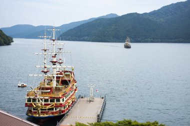Hakone Manzaralı Korsan Gemisi klasik gemi turu Hakoneyama 'daki Ashi Gölü' nde Japon yolcuları için 6 Temmuz 2024 tarihinde Kanagawa, Japonya 'da bulunan Hakone şehrinde Fuji Dağı' nı ziyaret eder.
