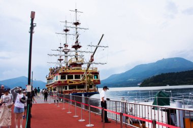 Hakone Manzaralı Korsan Gemisi klasik gemi turu Hakoneyama 'daki Ashi Gölü' nde Japon yolcuları için 6 Temmuz 2024 tarihinde Kanagawa, Japonya 'da bulunan Hakone şehrinde Fuji Dağı' nı ziyaret eder.