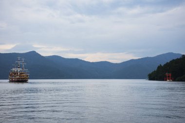 Ashi Gölü 'ndeki manzara dağını ve klasik tekne turunu ya da Hakone Gezgin Gezgin Korsan Gemisi Japon halkı için seyahat ederken Japonya' nın Kanagawa kentindeki Hakone Dağı 'nda Fuji san Dağı' nı ziyaret edin.