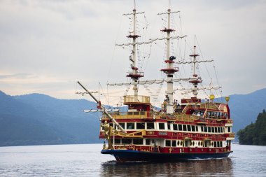 Hakone Manzaralı Korsan Gemisi klasik gemi turu Hakoneyama 'daki Ashi Gölü' nde Japon yolcuları için 6 Temmuz 2024 tarihinde Kanagawa, Japonya 'da bulunan Hakone şehrinde Fuji Dağı' nı ziyaret eder.