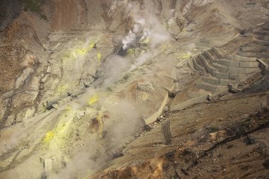 Hakone Dağı 'nın son patlaması ve sülfür buharı ve sıcak nehirleri sırasında Japonya' nın Kanagawa eyaletindeki Hakoneyama şehrinde seyahat eden Japonlar için Owakudani dağ kraterine bakın.