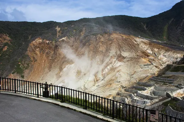 Hakone Dağı 'nın son patlaması ve sülfür buharı ve sıcak nehirleri sırasında Japonya' nın Kanagawa eyaletindeki Hakoneyama şehrinde seyahat eden Japonlar için Owakudani dağ kraterine bakın.