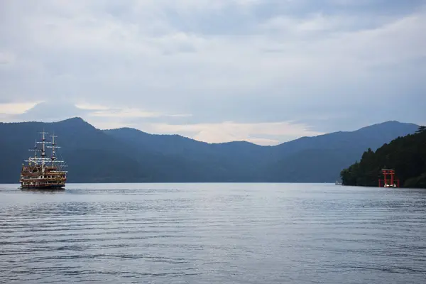 stock image View landscape mountain in Lake Ashi and Classic boat tour or Hakone Sightseeing Cruise Pirate Ship sailing for japanese people travelers travel visit Mount Fuji san at Hakone city in Kanagawa, Japan