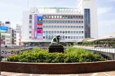 7 Temmuz 2024 'te Kanagawa Kanto, Japonya' da Fujisawa istasyonundaki modern binaları, bronz heykel ve yaşam tarzı Japon yerlileri ile birlikte, Kanagawa 'daki Kamakura Enoshima kentinin manzarasına bakın.