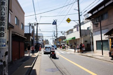 Manzara şehir manzarası klasik binalar klasik ev ve trafik yolları ve Japon gezginler 7 Temmuz 2024 'te Kanagawa, Japonya' da Kotoku-in ya da Kotokuin Tapınağı 'nı ziyaret ederler.