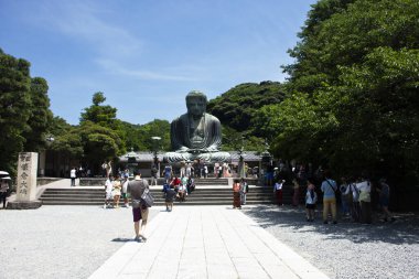 Kamakura Daibutsu veya Kotoku-in veya Kotokuin Tapınağındaki Amida Buddha bronz heykeli Japonlar için seyahat gezginleri için 7 Temmuz 2024 'te Kanagawa' daki Enoshima şehrinde namaz kılmak üzere ziyaret edin.