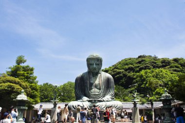 Kamakura Daibutsu veya Kotoku-in veya Kotokuin Tapınağındaki Amida Buddha bronz heykeli Japonlar için seyahat gezginleri için 7 Temmuz 2024 'te Kanagawa' daki Enoshima şehrinde namaz kılmak üzere ziyaret edin.