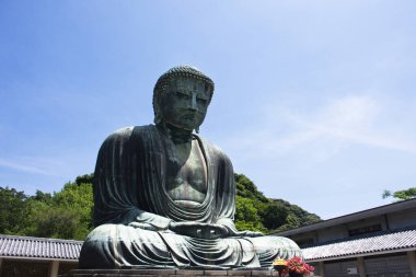 Japonlar için Kamakura Daibutsu ya da Kotoku-in pagoda 'daki Amida Buddha bronz heykeli ya da Kotokuin Tapınağı gezginleri için ziyaret etmek Kanto, Japonya' daki Kanagawa şehrinde Fujisawa Enoshima 'da namaz kılmak.