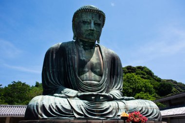 Japonlar için Kamakura Daibutsu ya da Kotoku-in pagoda 'daki Amida Buddha bronz heykeli ya da Kotokuin Tapınağı gezginleri için ziyaret etmek Kanto, Japonya' daki Kanagawa şehrinde Fujisawa Enoshima 'da namaz kılmak.