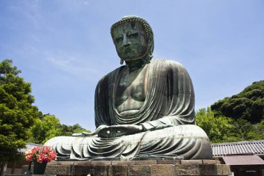Japonlar için Kamakura Daibutsu ya da Kotoku-in pagoda 'daki Amida Buddha bronz heykeli ya da Kotokuin Tapınağı gezginleri için ziyaret etmek Kanto, Japonya' daki Kanagawa şehrinde Fujisawa Enoshima 'da namaz kılmak.