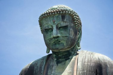 Japonlar için Kamakura Daibutsu ya da Kotoku-in pagoda 'daki Amida Buddha bronz heykeli ya da Kotokuin Tapınağı gezginleri için ziyaret etmek Kanto, Japonya' daki Kanagawa şehrinde Fujisawa Enoshima 'da namaz kılmak.