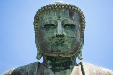 Japonlar için Kamakura Daibutsu ya da Kotoku-in pagoda 'daki Amida Buddha bronz heykeli ya da Kotokuin Tapınağı gezginleri için ziyaret etmek Kanto, Japonya' daki Kanagawa şehrinde Fujisawa Enoshima 'da namaz kılmak.