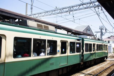 Enoshima Dentetsu Hattı veya Japonlar için Hase İstasyonu 'ndaki Enoden Romantik Treni 7 Temmuz 2024 tarihinde Kanagawa, Japonya' daki Enoshima Kamakura şehrinde Fujisawa 'ya seyahat gezisi