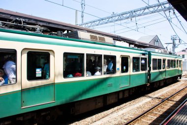 Enoshima Dentetsu Hattı veya Japonlar için Hase İstasyonu 'ndaki Enoden Romantik Treni 7 Temmuz 2024 tarihinde Kanagawa, Japonya' daki Enoshima Kamakura şehrinde Fujisawa 'ya seyahat gezisi